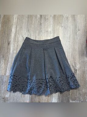 BCBG MAXAZRIA dark gray jersey knit pleated skirt  lace hemline POCKETS Size 0